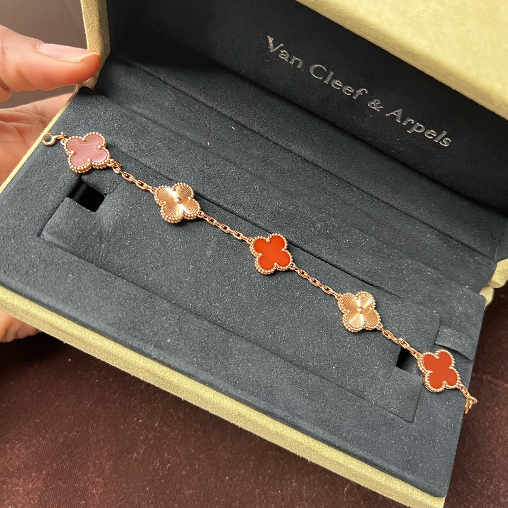 Van Cleef & Arpels Vintage Alhambra bracelet, 5 motifs- 18K Rose Gold, Carnelian